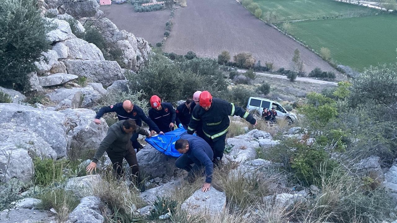 Adana Ceyhan'da Uçuruma Devrilen Araçta Sürücü Hayatını Kaybetti
