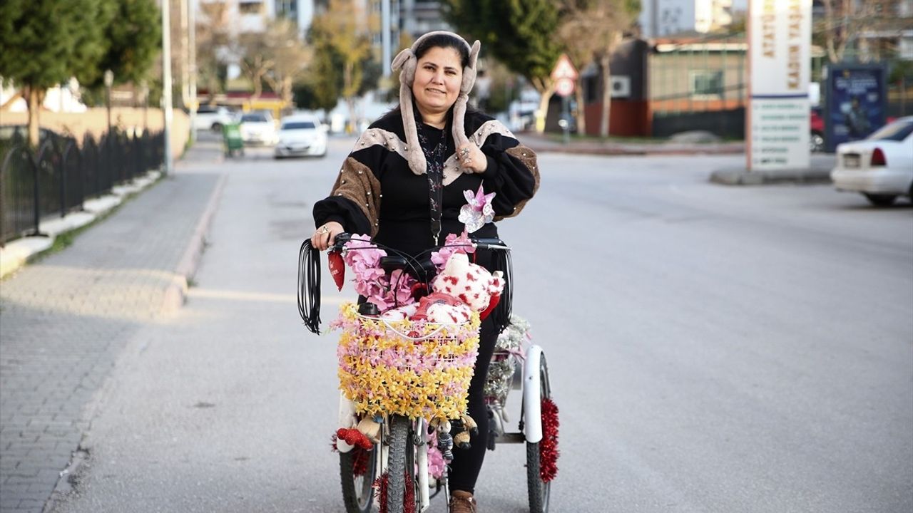 Adana'da Hatice Kahya'nın Müzikli ve Süslü Bisikleti Herkesin İlgi Odağı Oldu