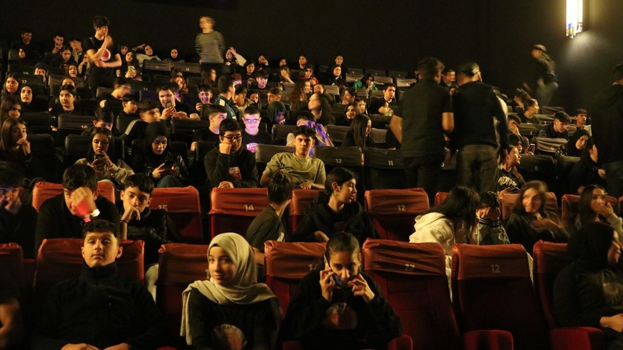 Adana'da Öğrenciler, 'Ufkun Ötesinde' Belgeselini İzledi