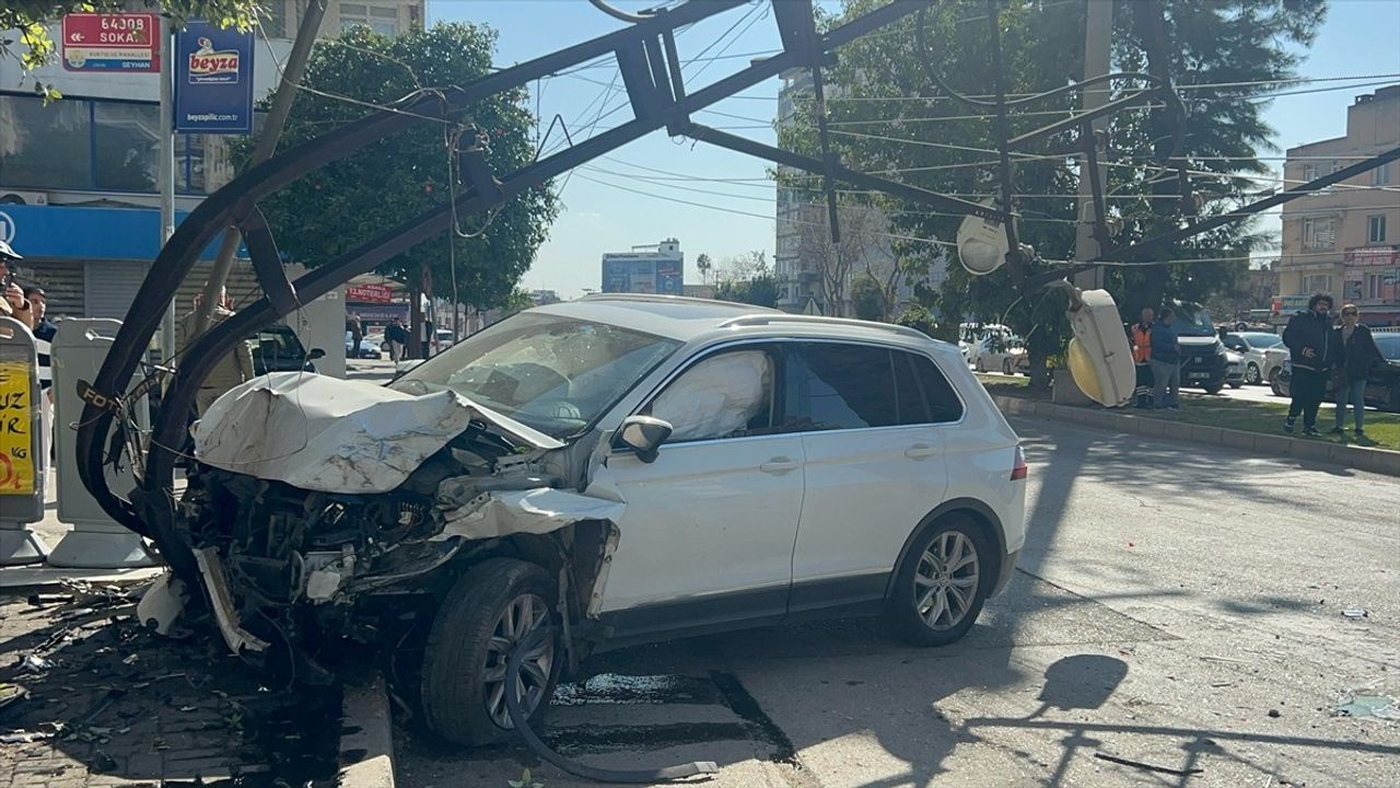Adana'da Zincirleme Trafik Kazasında İki Kişi Yaralandı