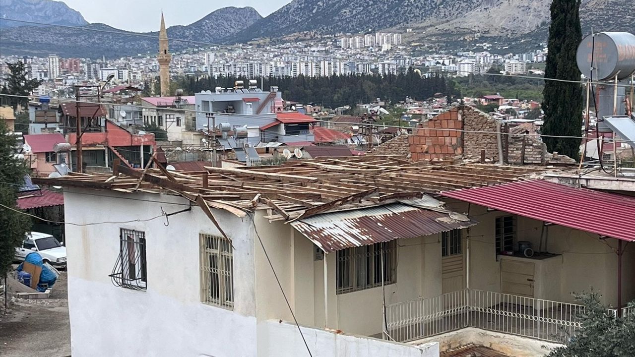 Adana'nın Kozan İlçesinde Şiddetli Rüzgar Müstakil Ev İle Çatısını Uçurdu