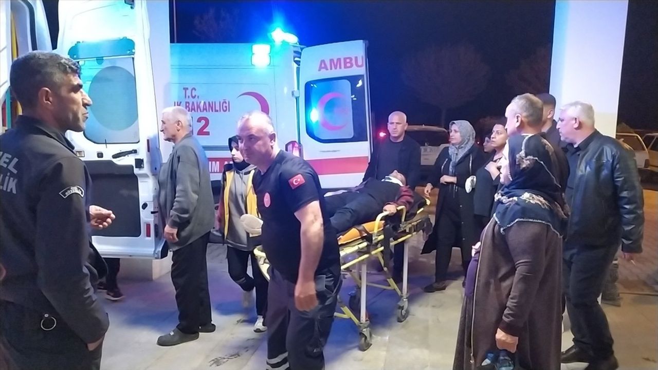 Adıyaman Besni'de İki Otomobilin Çarpışması Sonrası 11 Yaralı