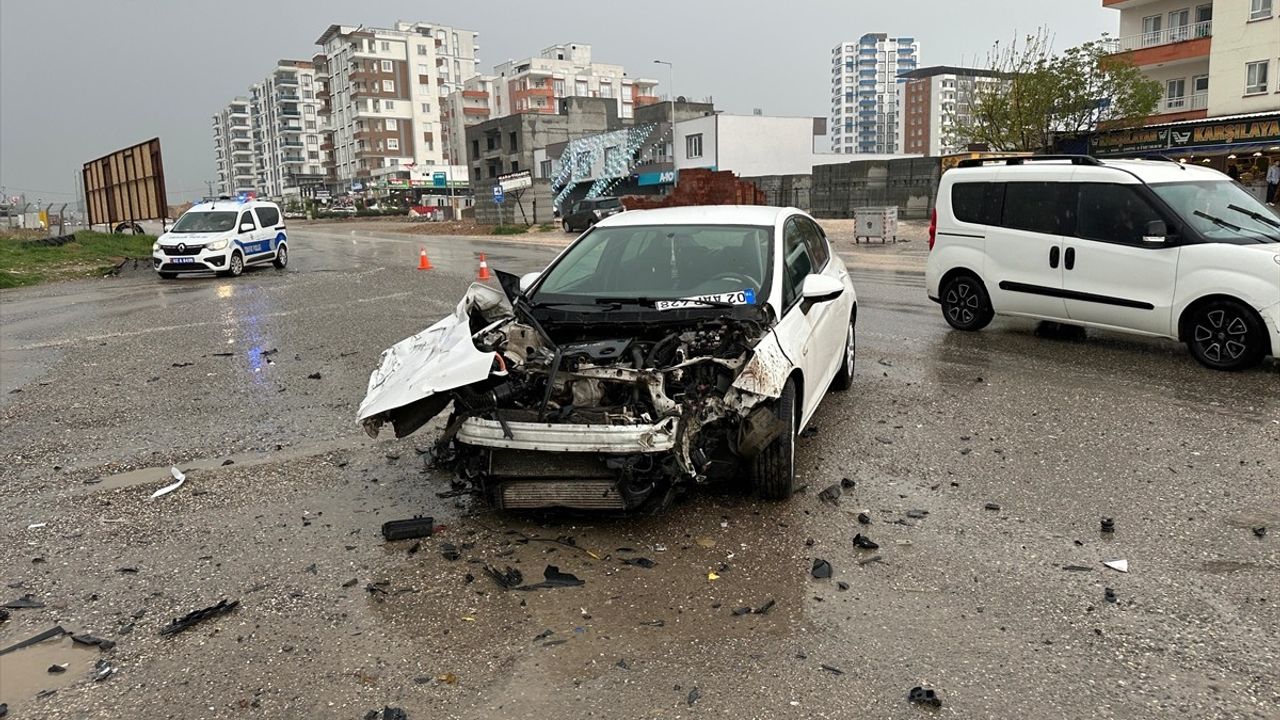 Adıyaman'da İki Araç Çarpıştı: 3 Yaralı