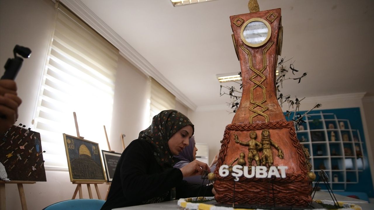 Adıyaman'da Kadınlar, Depremin Simgesi Saat Kulesinin Maketini Yapıyor