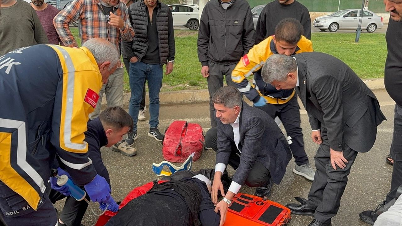 Adıyaman'da Milletvekili, Kazada Yaralanan Yaşlı Kadına İlk Müdahaleyi Yaptı