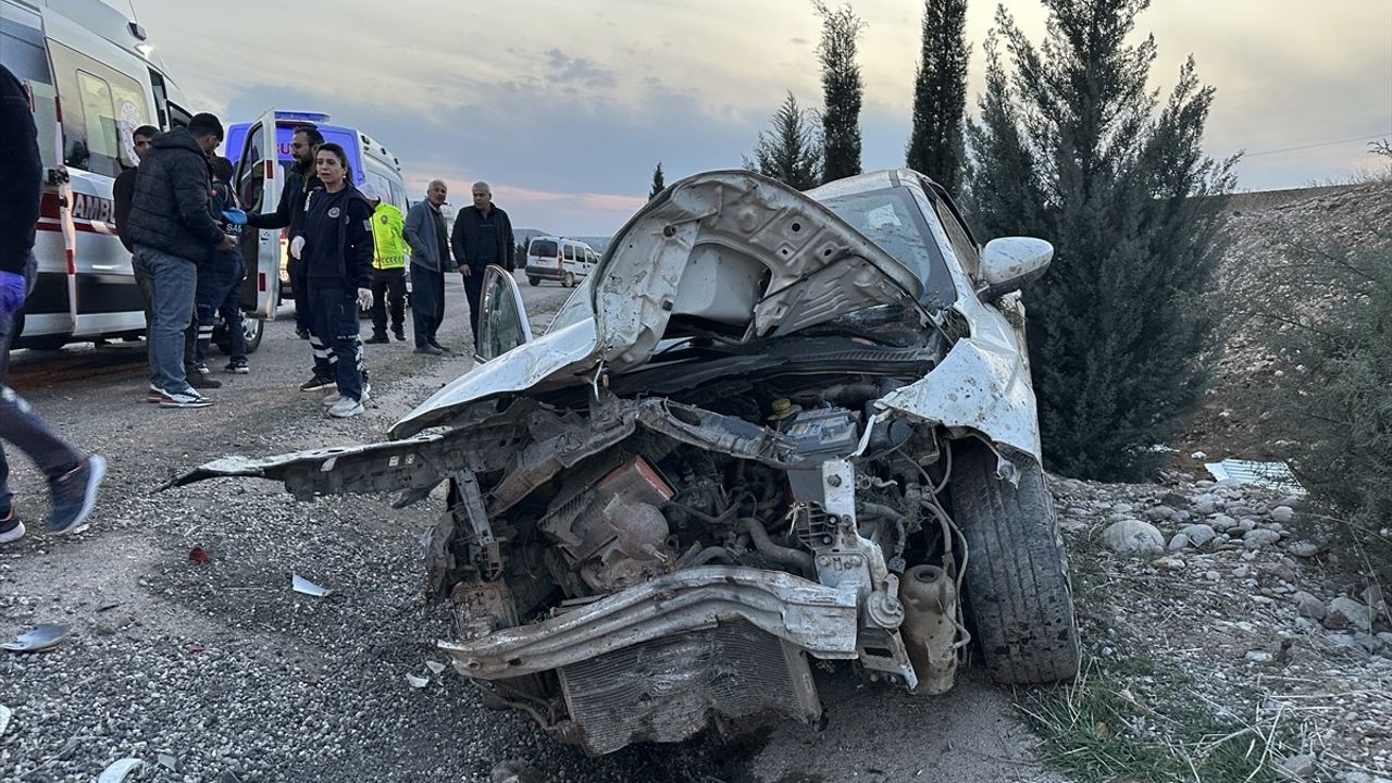 Adıyaman'da Şarampole Devrilen Otomobilde 4 Kişi Yaralandı