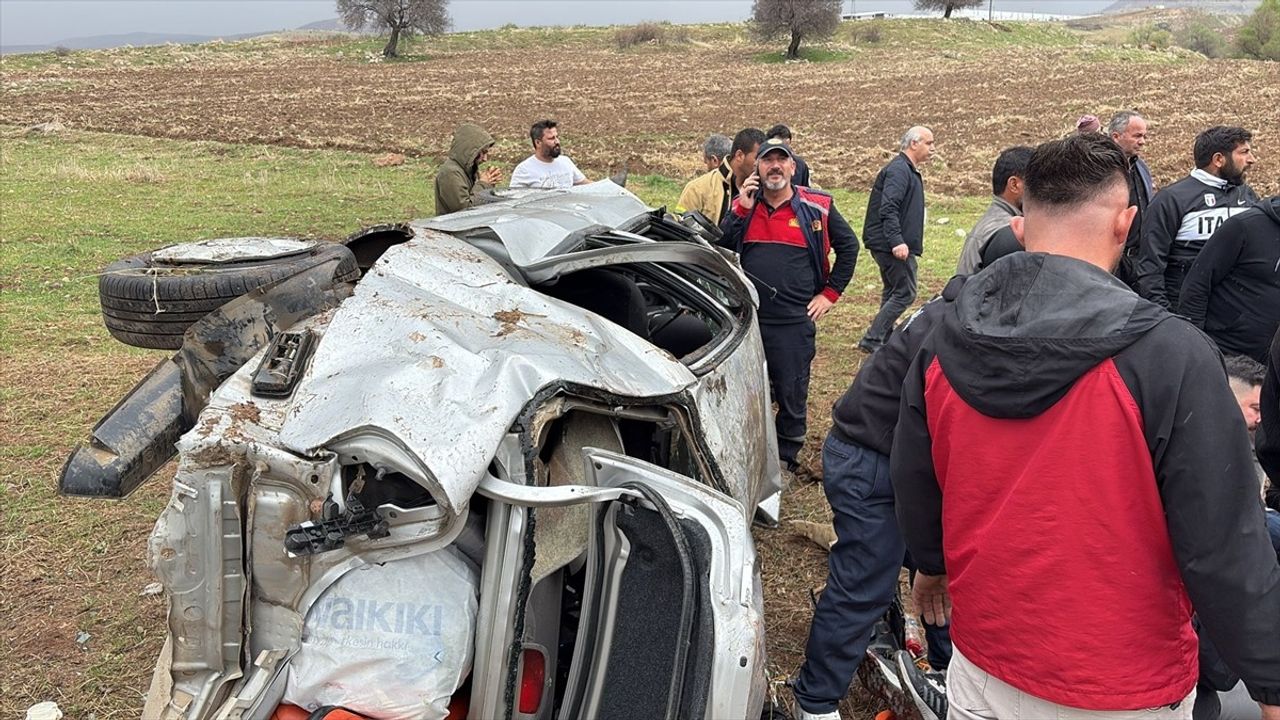 Adıyaman'da Şarampole Devrilen Otomobilde 5 Kişi Yaralandı