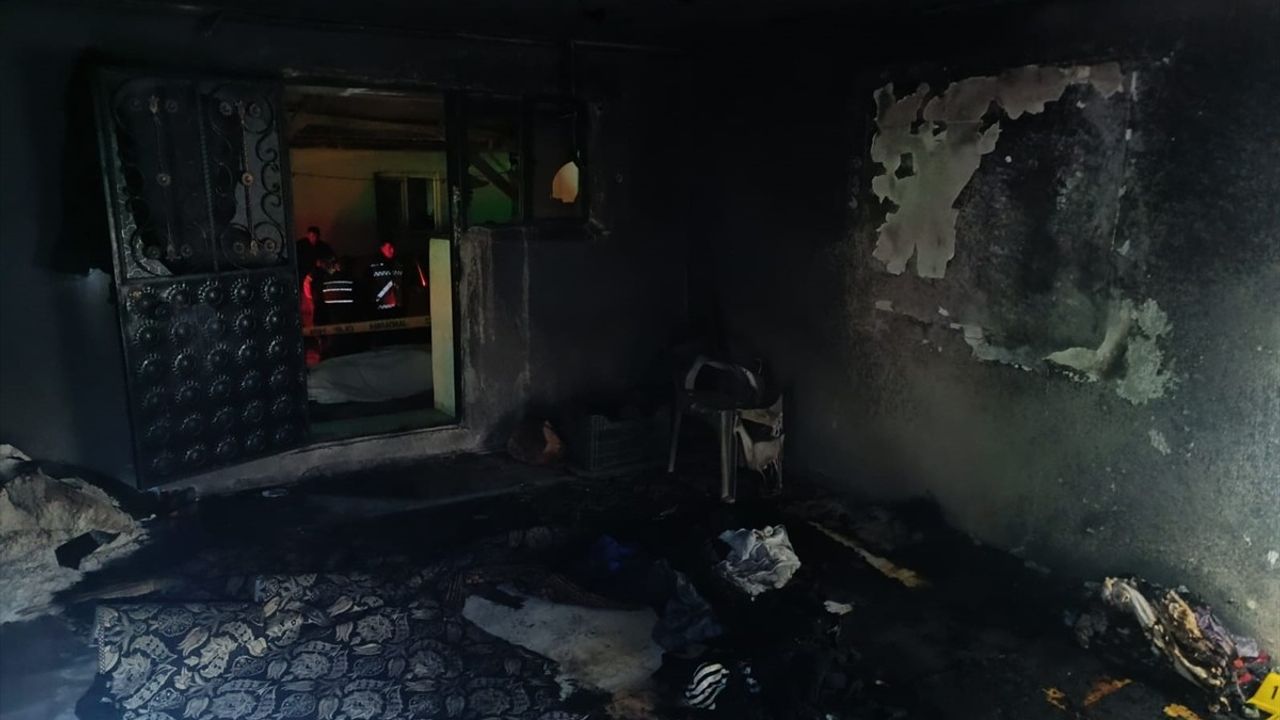 Afyonkarahisar'da Ev Yangını: 1 Ölü, 4 Yaralı
