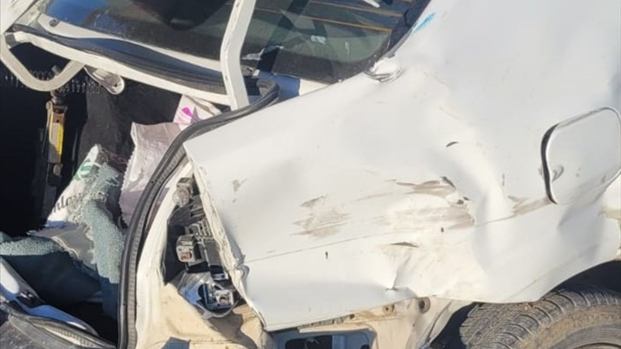 Afyonkarahisar'da Servis Minibüsü ile Otomobil Çarpıştı: 16 Yaralı