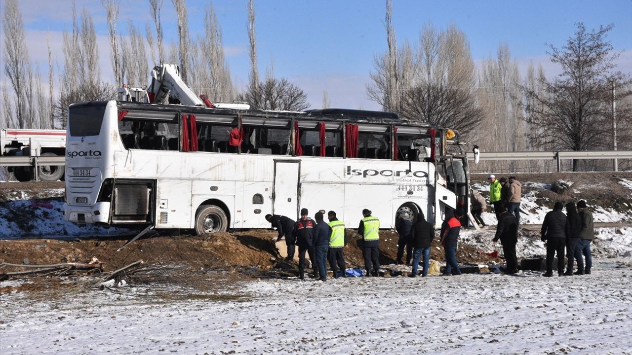 Afyonkarahisar'da Yolcu Otobüsü Şarampole Devrildi: 1 Ölü, 25 Yaralı