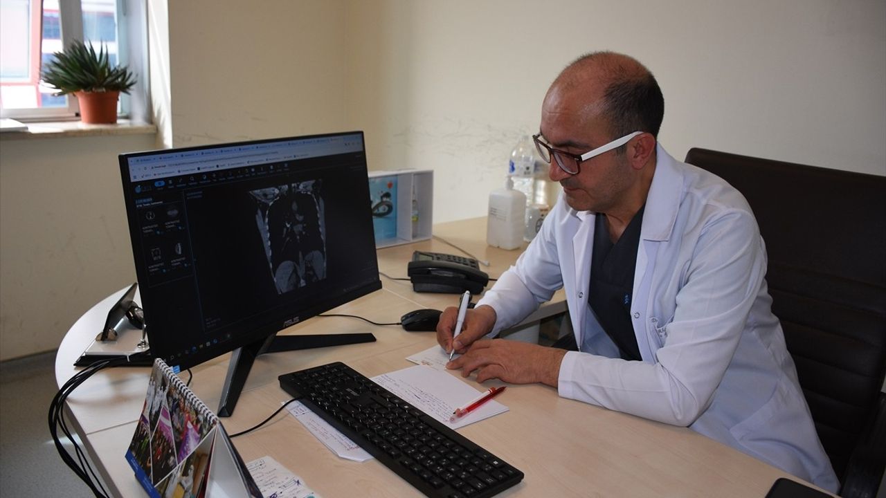 Afyonkarahisar'da Yutulan Metal Pul Akciğerden Başarıyla Çıkarıldı