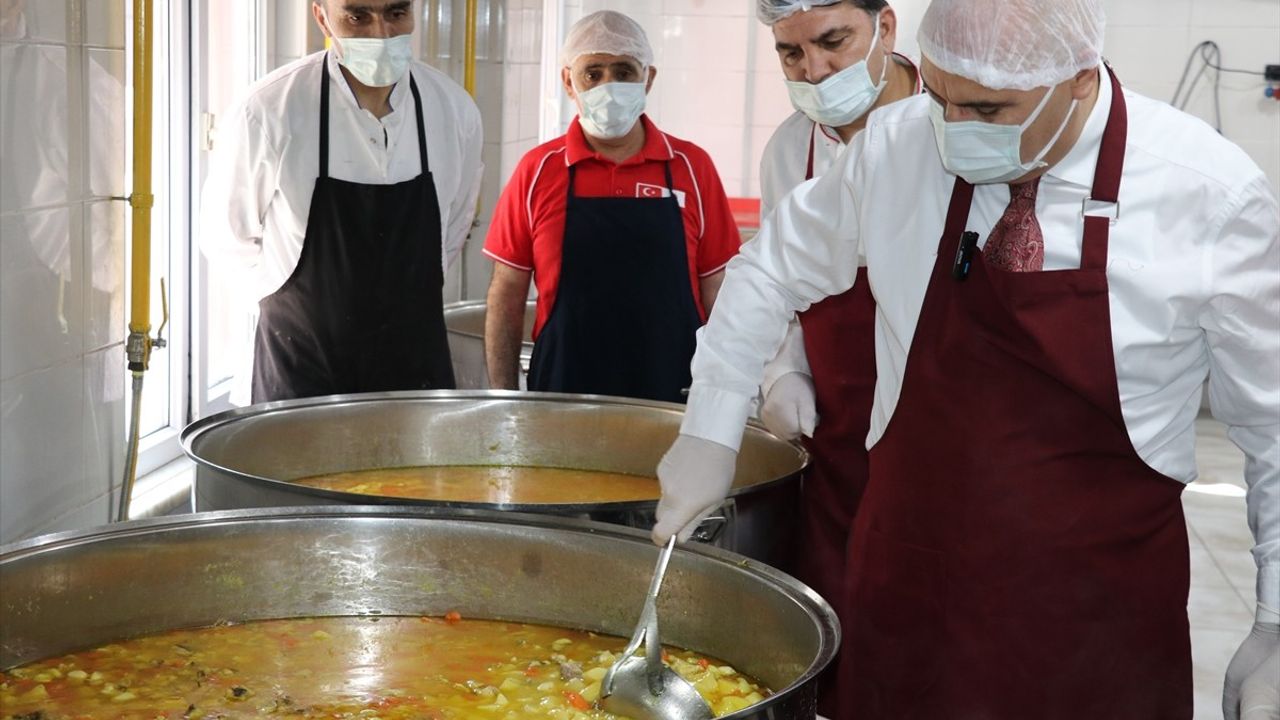 Ağrı'da İhtiyaç Sahibi 600 Aileye Günlük Sıcak Yemek Desteği Sağlanıyor