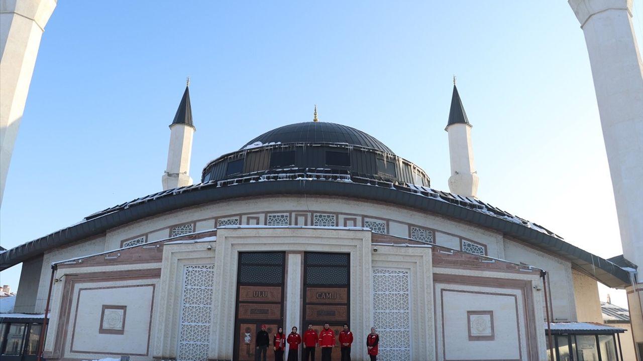 Ağrı'da Kızılay Gönüllüleri Camilerde Temizlik Çalışması Gerçekleştirdi