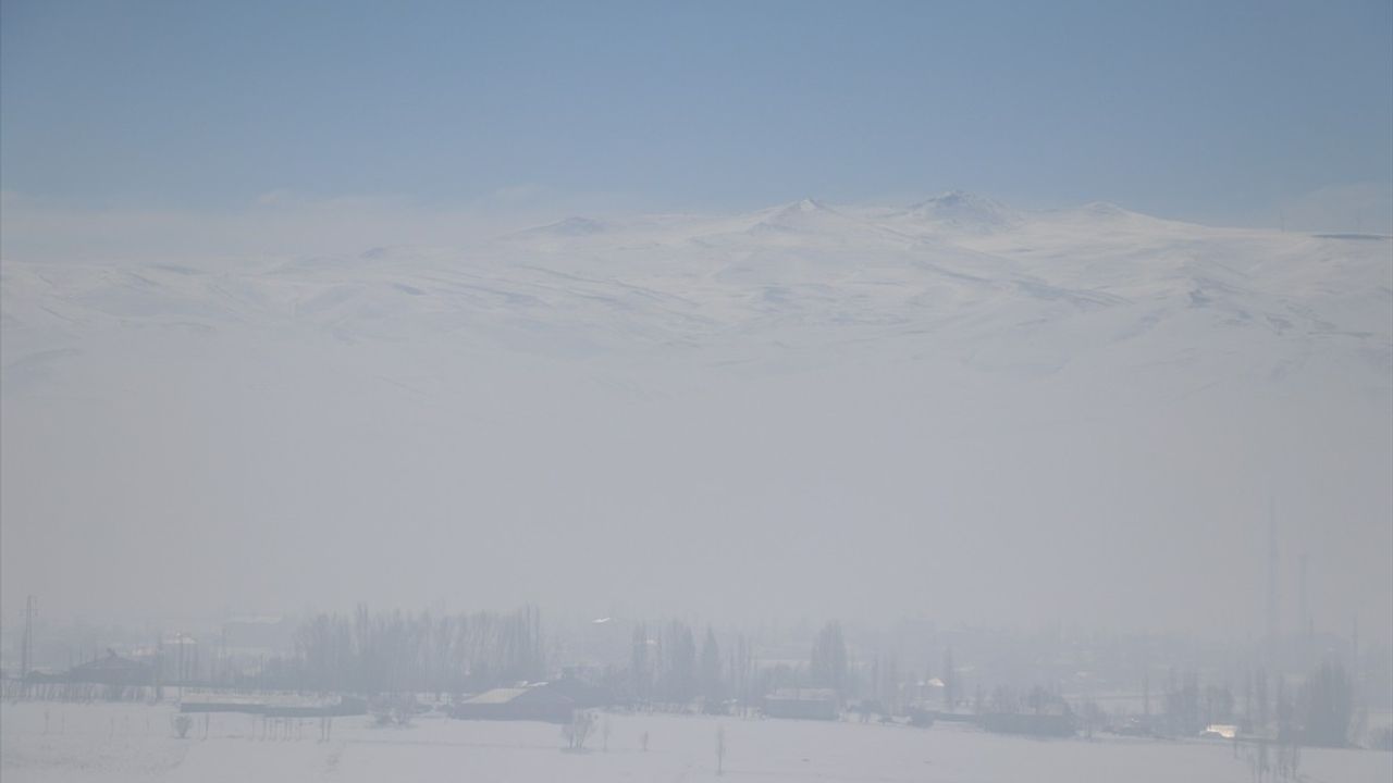 Ağrı'da Sis Etkisini Göstermeye Devam Ediyor