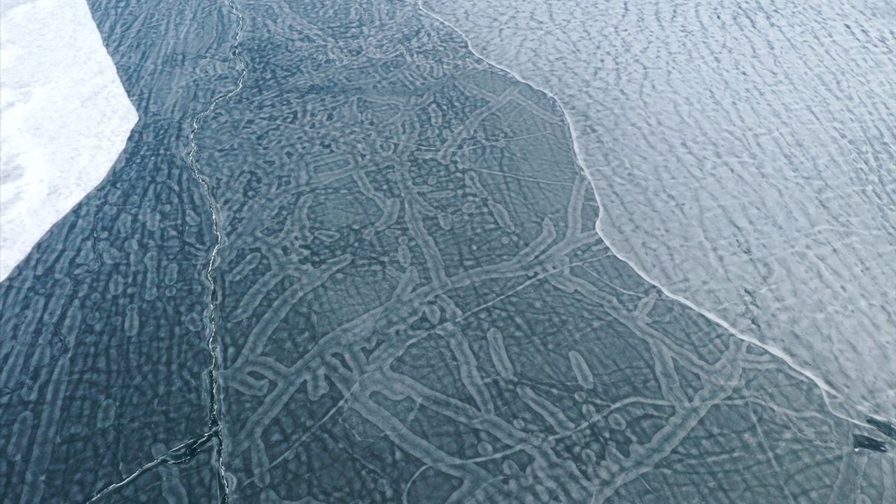 Ağrı'da Yazıcı Barajı'nın Buzlu Yüzeyi Çözülmeye Başladı