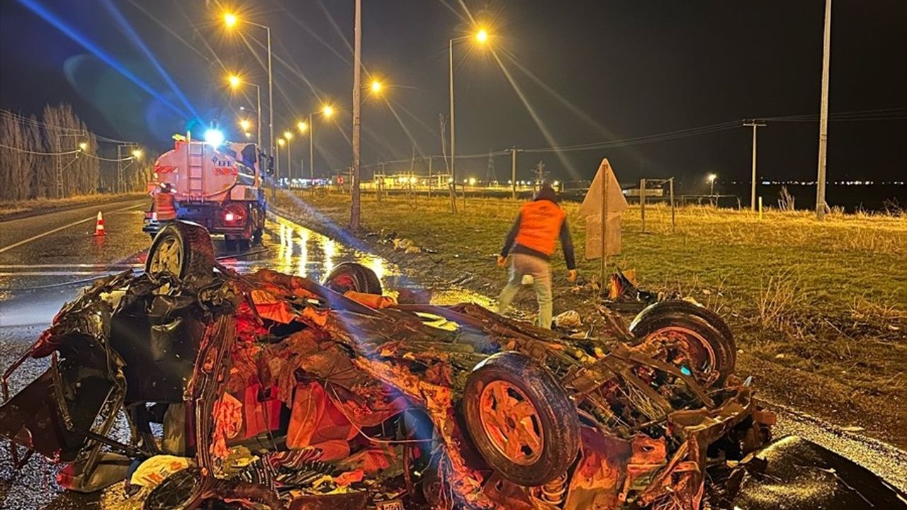 Ağrı'nın Eleşkirt İlçesinde Aydınlatma Direğine Çarpan Otomobilde 4 Yaralı