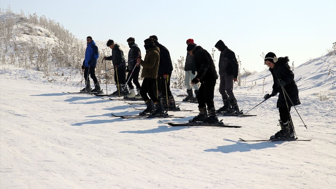 Ağrı Spor Lisesi'nde Öğrenciler Kayak Dersi Alarak Hem Öğreniyor Hem Eğleniyor