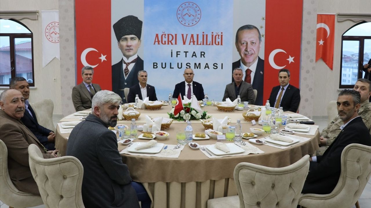 Ağrı Valisi Mustafa Koç, Muhtarlarla İftar Programında Buluştu