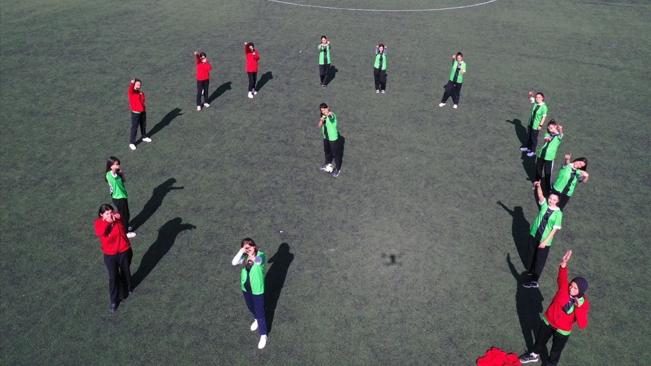 Ağrılı Kızlar, Spor Lisesi Futbol Takımını Zirveye Taşıyor