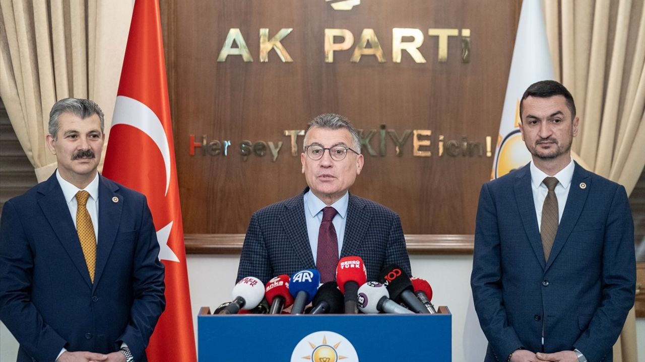 AK Parti, Emekli Bayram İkramiyesini Arttırmayı Önerdi