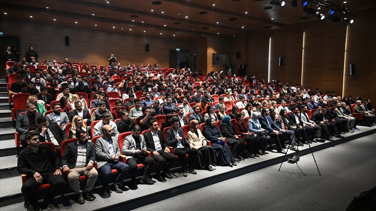 AK Parti Gençlik Kolları Başkanı İbiş, Adana'da Gençlerle Buluştu