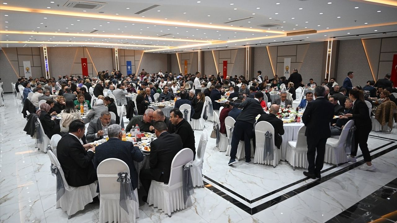 AK Parti Genel Başkan Yardımcısı Halit Yerebakan, Adana'da Sağlık Çalışanlarıyla İftar Yemeğinde Buluştu