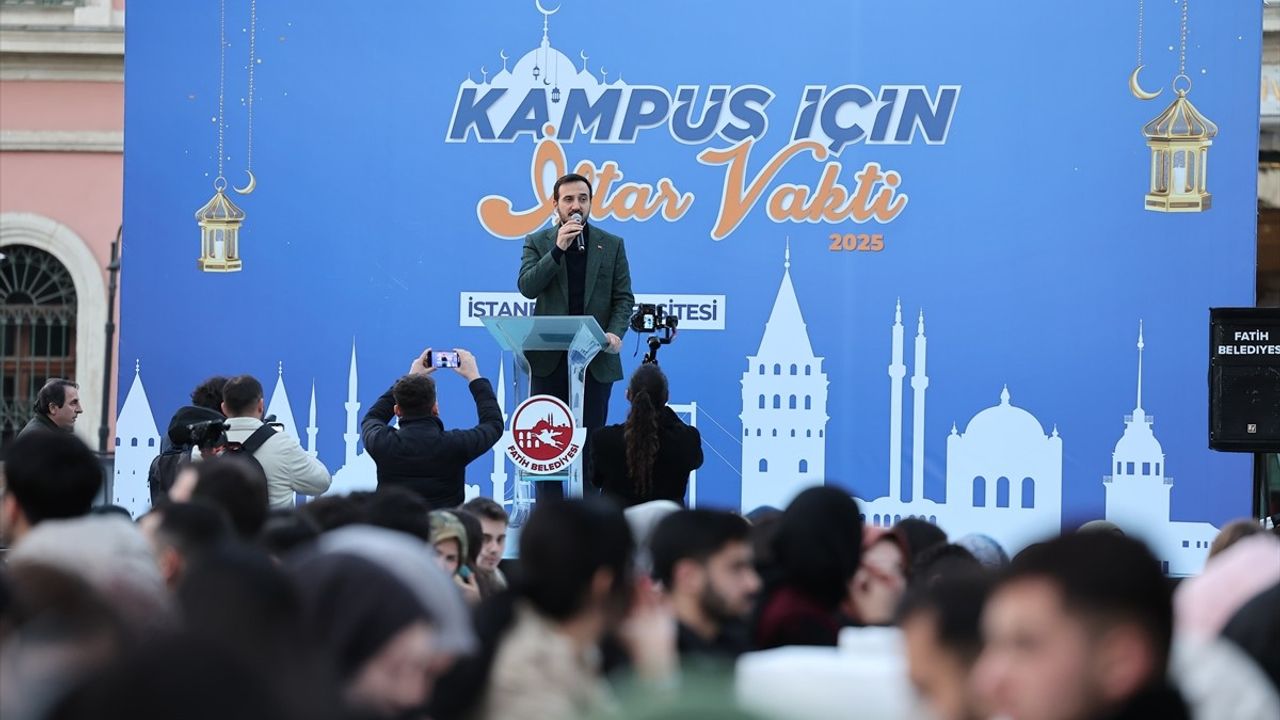 AK Parti İstanbul İl Gençlik Kolları, İstanbul Üniversitesi'nde Geleneksel İftar Etkinliği Düzenledi