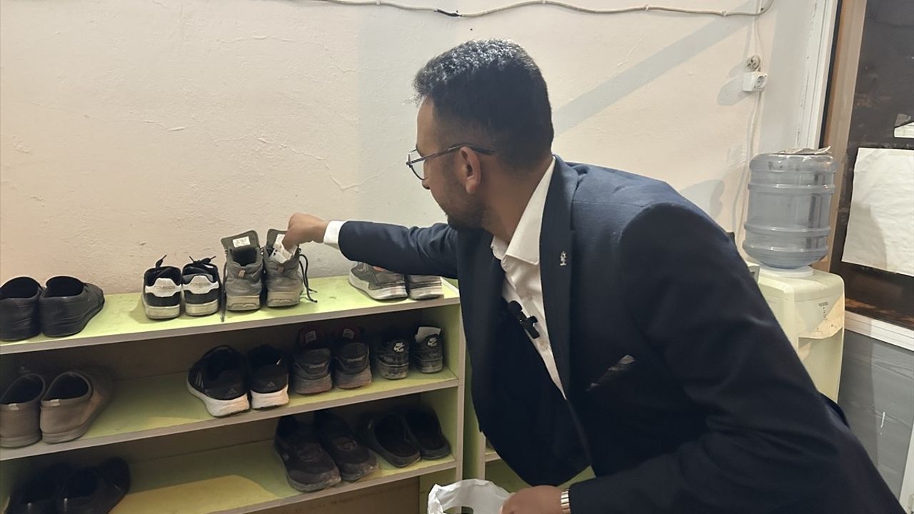 Aksaray'da Çocuklar Camiye Gelen Harçlıkla Sevindi