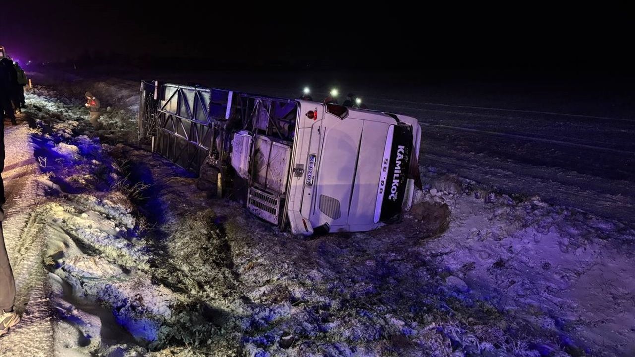 Aksaray'da Otobüsün Devrilmesi Sonucu 20 Kişi Yaralandı