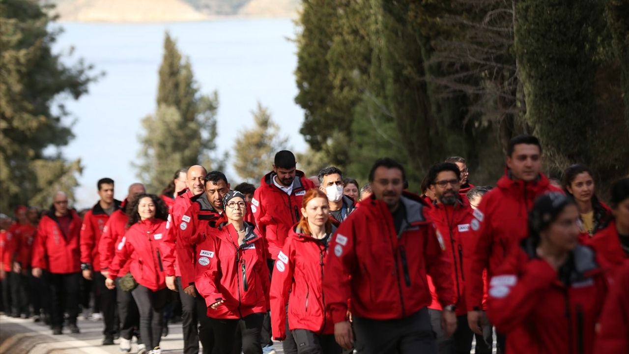 AKUT Ekipleri Gelibolu Yarımadası'nda Şehitler Anısına Yürüyüş Düzenledi