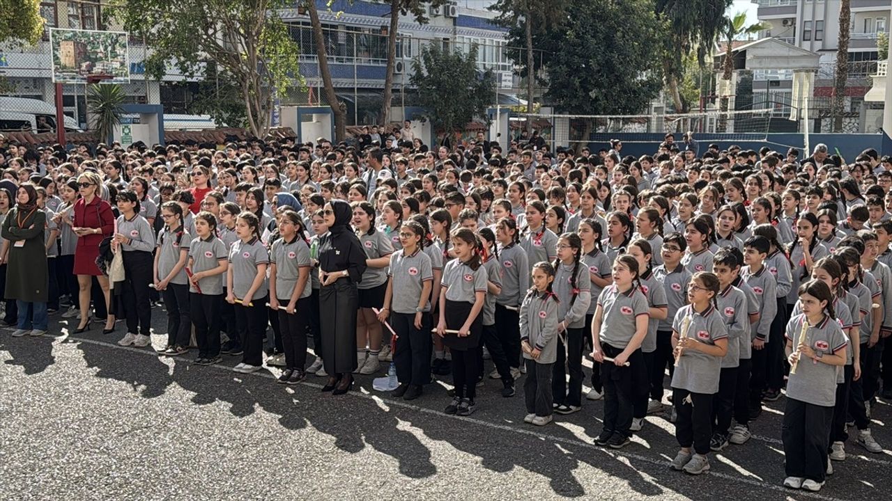 Alanya'da 850 Öğrenci Flütle Çanakkale Türküsünü Seslendirdi