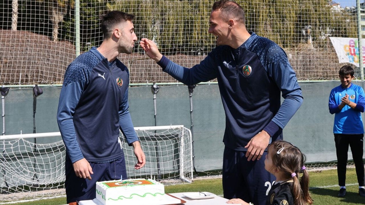 Alanyaspor, Rizespor Maçına Hazır: Antrenman Sonrası Kutlama