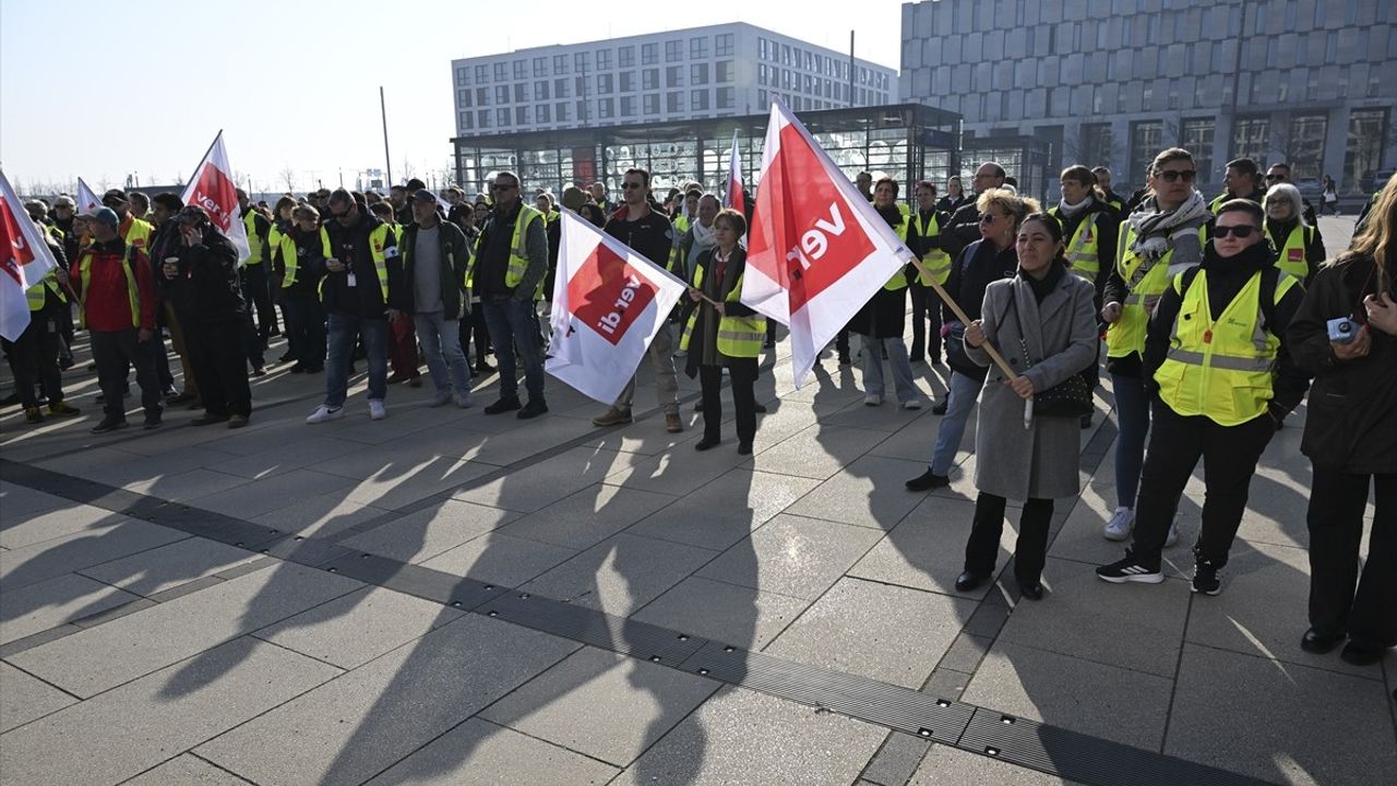 Almanya'da Uyarı Grevi: 510 Bin Yolcu Etkilenecek