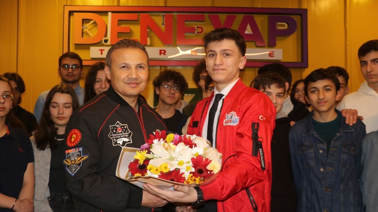 Alper Gezeravcı, DENEYAP Teknoloji Atölyesi Öğrencileriyle Buluştu