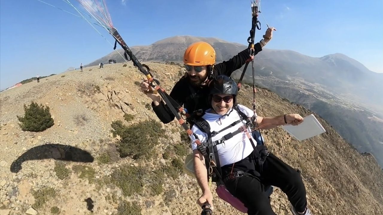Amanos Dağları'ndan Paraşütle Gökyüzünde Baklava Yapıldı