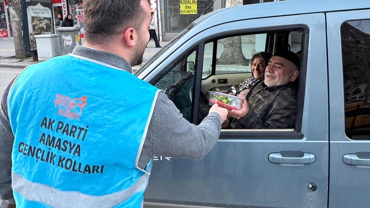 Amasya'da AK Parti, İftara Yetişemeyenlere Kumanya İkramında Bulundu