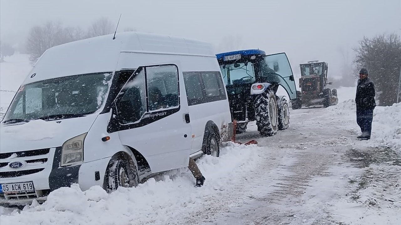 Amasya'da Kara Saplanan Öğrenci Servisi Kurtarıldı