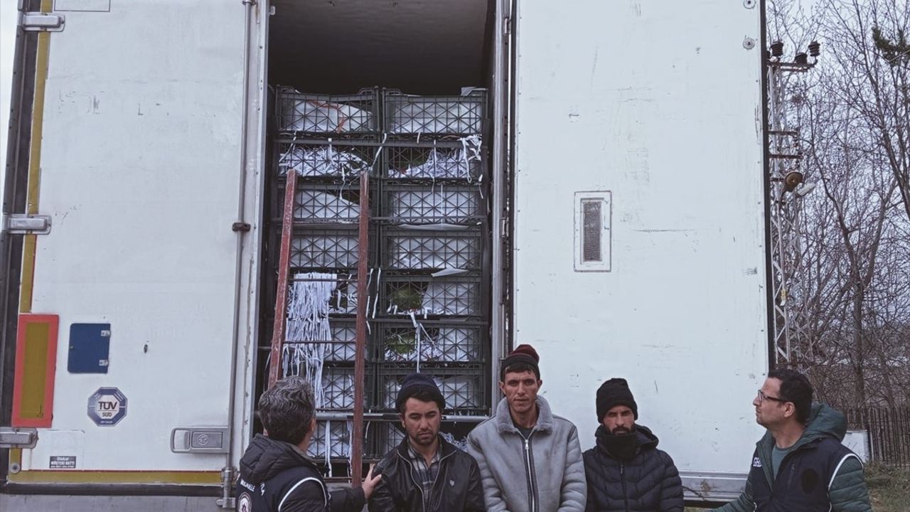 Amasya'da Karpuz Taşıyan Tırın Dorsesinde 3 Düzensiz Göçmen Yakalandı