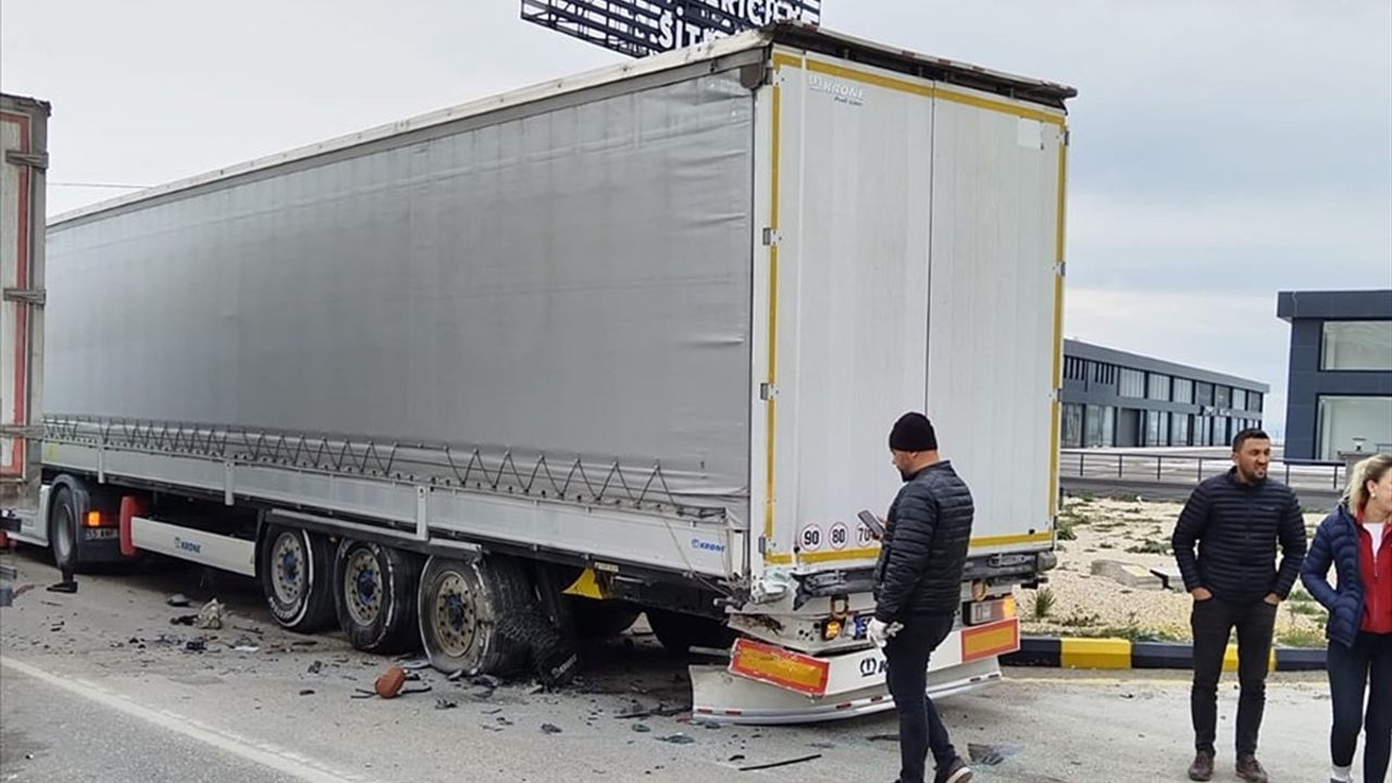 Amasya'da Park Halindeki Tıra Çarpan Otomobilde 4 Yaralı