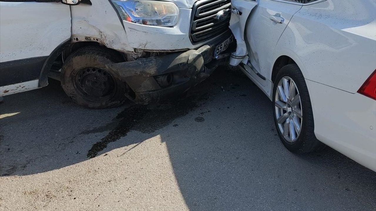 Amasya Suluova'da 3 Araçla Meydana Gelen Kazada 11 Kişi Yaralandı