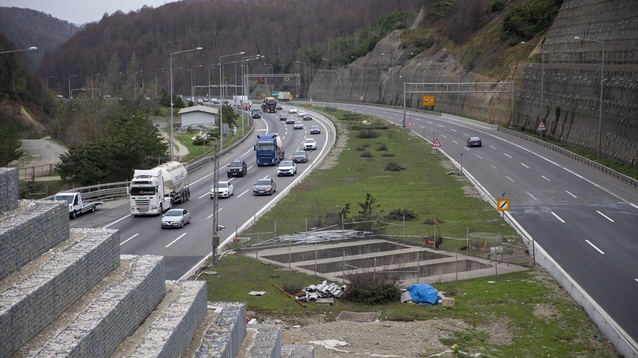 Anadolu Otoyolu'nda Bayram Tatili Hareketliliği Başladı