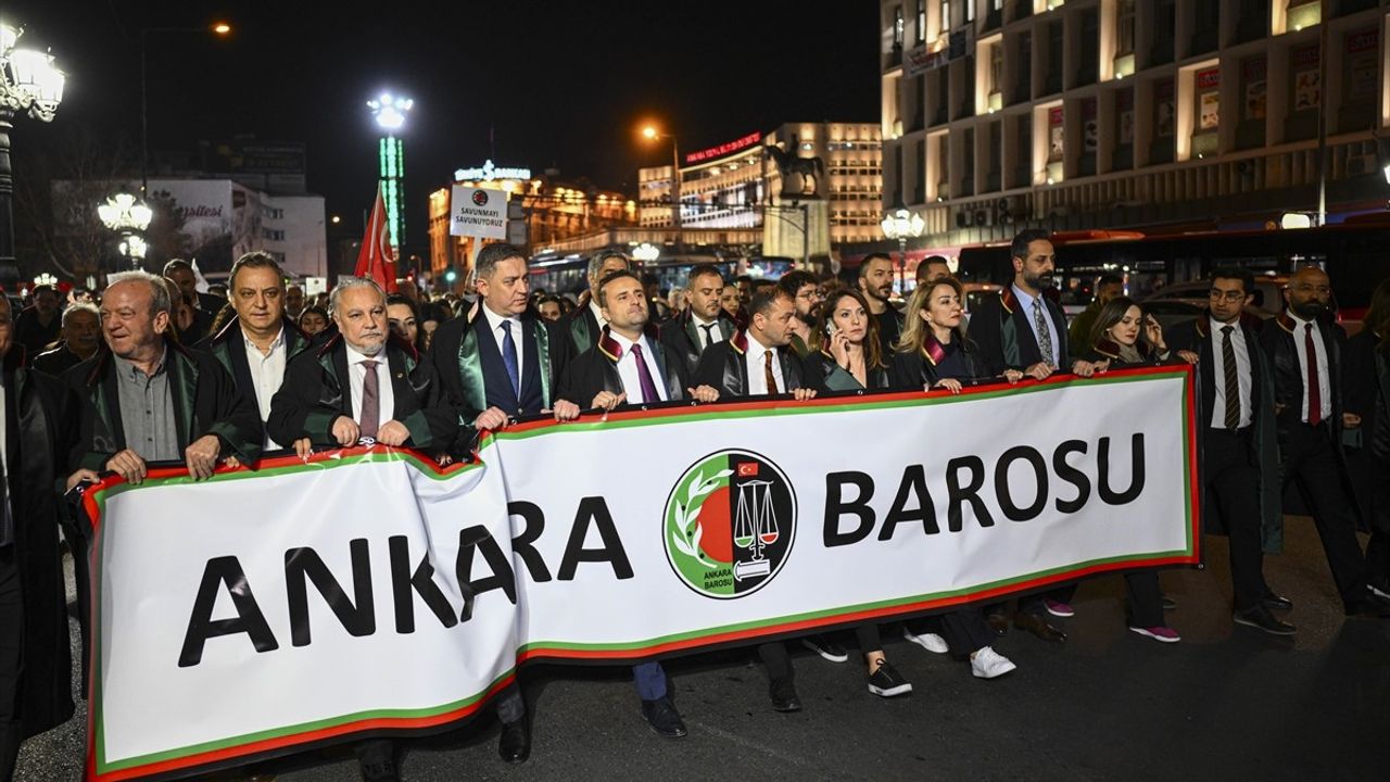 Ankara'da 'Cumhuriyet ve Hukuk Yürüyüşü' Düzenlendi