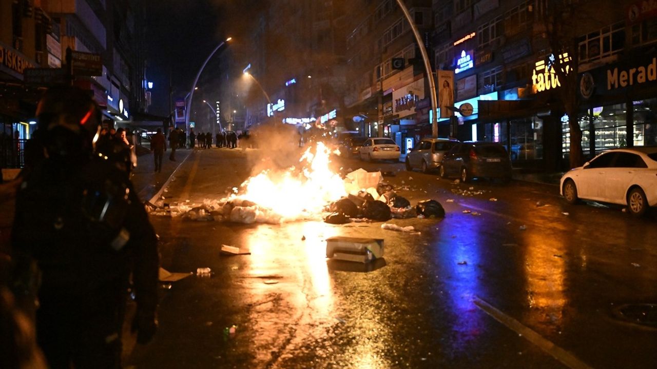 Ankara'da İzinsiz Gösteriye Müdahale: 1 Polis Yaralandı