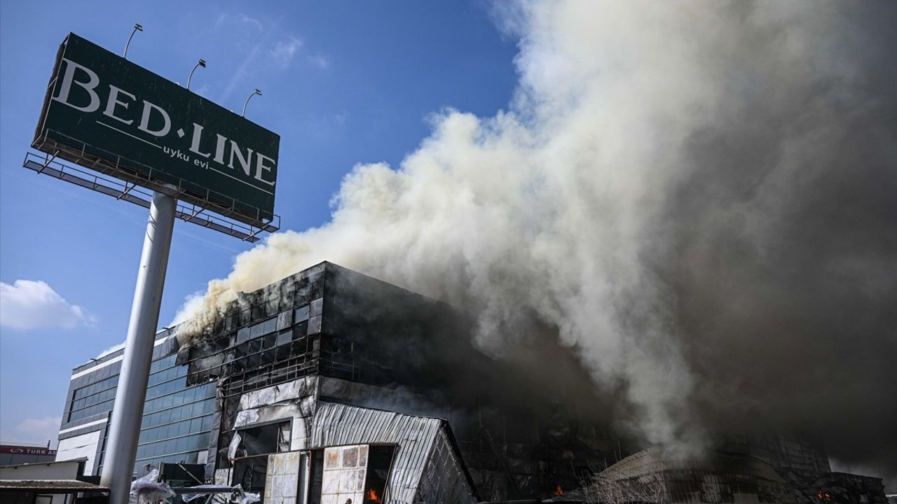Ankara'da Yatak Fabrikasında Yangın Çıktı: İtfaiye Ekipleri Müdahalede Bulunuyor