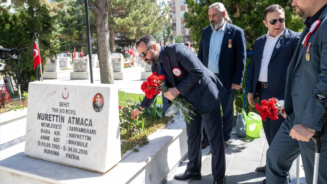 Ankara'daki Şehitliklerde Ramazan Bayramı Arifesi Ziyaretçi Yoğunluğu