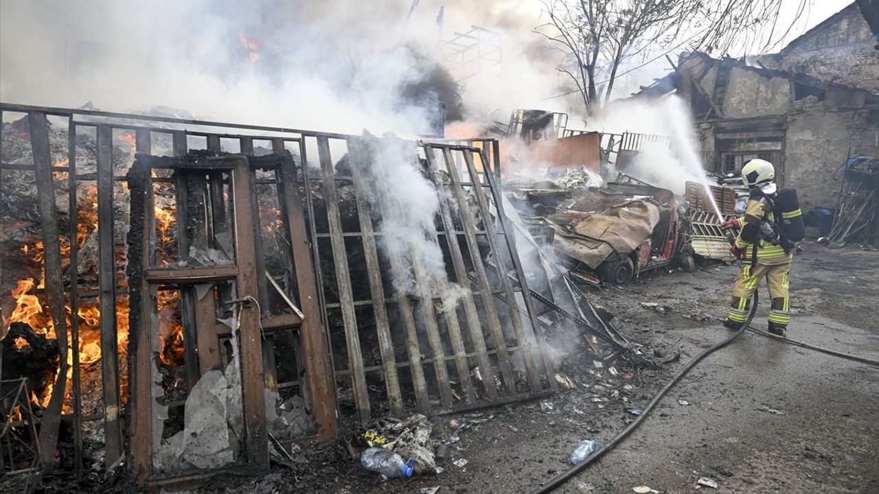 Ankara'nın Altındağ ilçesindeki yangın kontrol altına alındı