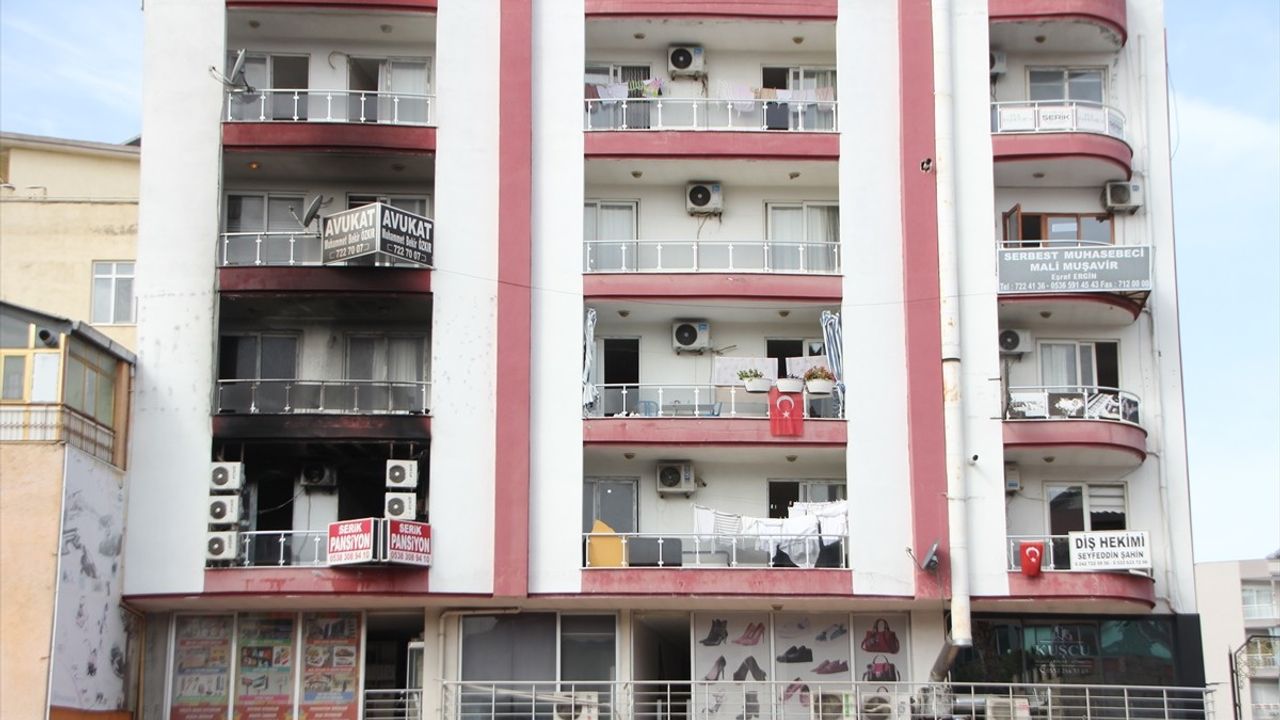 Antalya'da 5 Katlı Apartmanda Yangın: 3 Kişi Dumandan Etkilendi