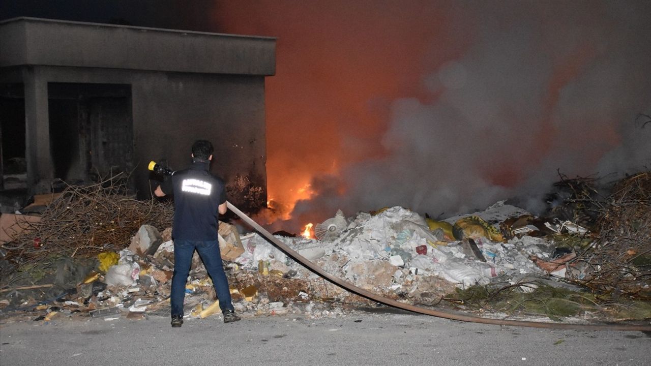 Antalya'da Atık Arazisinde Yangın Çıktı: İtfaiye Ekipleri Olay Yerinde