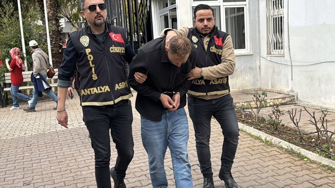 Antalya'da Babasını Bıçaklayarak Öldüren Zanlı Tutuklandı