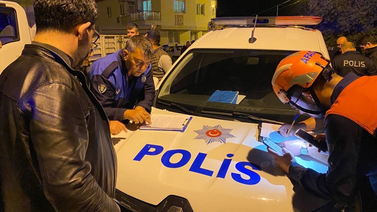 Antalya'da Çatlayan Bina Tahliye Edildi